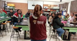 Entregan tarjetas de la Beca Rita Cetina a estudiantes de secundaria en Marín