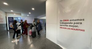 Pasajeros enfrentan caos y largas caminatas en el Aeropuerto de Monterrey