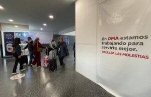 Pasajeros enfrentan caos y largas caminatas en el Aeropuerto de Monterrey