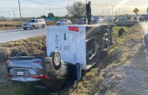 Camión de personal y auto caen a canal en Apodaca; reportan 16 lesionados