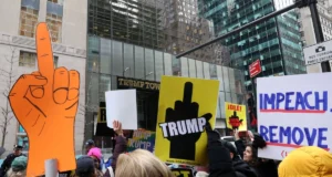 Protestas anti-Trump bloquean Quinta Avenida en Nueva York