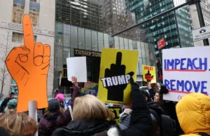 Protestas anti-Trump bloquean Quinta Avenida en Nueva York