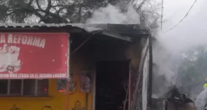 Incendio en frutería de Apodaca deja evacuados y un bombero lesionado