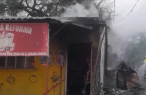 Incendio en frutería de Apodaca deja evacuados y un bombero lesionado