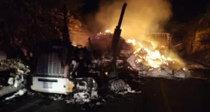 Choque frontal de tráileres provoca incendio y cierre total en carretera a Laredo