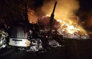 Choque frontal de tráileres provoca incendio y cierre total en carretera a Laredo