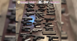 Autoridades aseguran más de 50 armas de fuego en vehículo abandonado en Tijuana