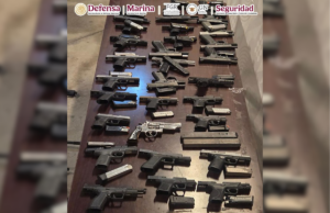 Autoridades aseguran más de 50 armas de fuego en vehículo abandonado en Tijuana