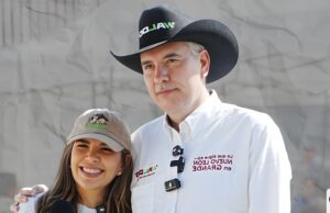 Waldo Fernández acerca atención ciudadana con Escritorios Callejeros