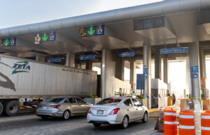 Piden se suspenda peaje en autopista al aeropuerto por retrasos en metro