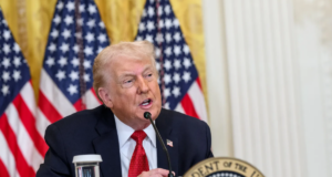 Trump exige negociaciones inmediatas para adquirir Groenlandia y descarta uso de la fuerza