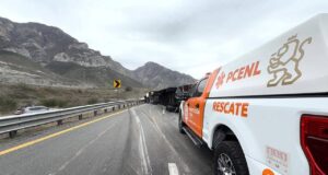 Tráiler volcado bloquea carretera Monterrey-Saltillo