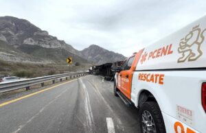 Tráiler volcado bloquea carretera Monterrey-Saltillo