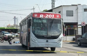 Muere copiloto de motocicleta chocar contra camión urbano en Santa Catarina