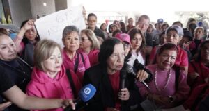 Maestros jubilados reclaman 829 millones de adeudos y piden usar recursos federales extras