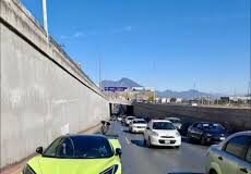 Corvette se queda sin gasolina en plena Ave. Paseo de los Leones