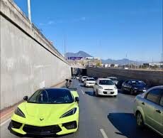 Corvette se queda sin gasolina en plena Ave. Paseo de los Leones