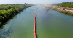 Trump levanta un “muro fluvial” en el Río Bravo con boyas gigantes