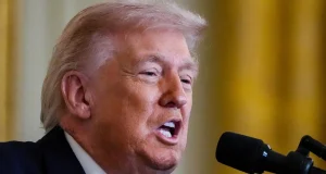 Trump exige la rendición incondicional de Irán y rechaza cualquier acuerdo de paz