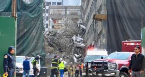 Colapsa edificio en demolición y deja varios heridos