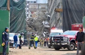 Colapsa edificio en demolición y deja varios heridos