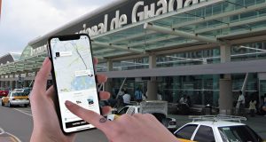 Jueza federal prohíbe detenciones de conductores de Uber en aeropuertos