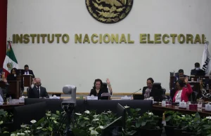Al menos 48 funcionarios del INE perciben salarios superiores al de la Presidenta