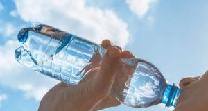 El consumo de agua embotellada acelera el agotamiento de las reservas hídricas en México