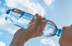 El consumo de agua embotellada acelera el agotamiento de las reservas hídricas en México