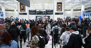 Trump ordena despliegue de agentes de ICE en aeropuertos ante bloqueo presupuestal