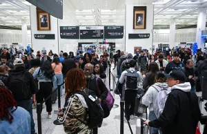 Trump ordena despliegue de agentes de ICE en aeropuertos ante bloqueo presupuestal