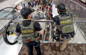 EE. UU. despliega agentes del ICE en 14 aeropuertos del país