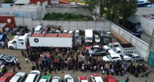 Hallan a 229 migrantes hacinados en un tráiler abandonado en Xalapa