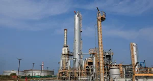 Trump analiza la toma del petróleo iraní y la ocupación de la isla de Jarg