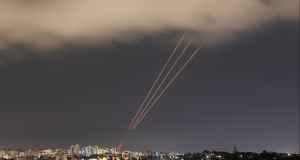 Hezbolá lanza lluvia de cohetes y drones contra Israel; el ejército israelí responde con bombardeos en Beirut