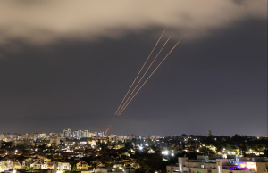 Hezbolá lanza lluvia de cohetes y drones contra Israel; el ejército israelí responde con bombardeos en Beirut