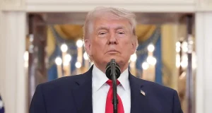 Donald Trump accede a suspender ataques contra Irán tras mediación internacional