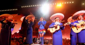 Karol G hace historia en Coachella con un emotivo tributo a la comunidad inmigrante