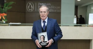 José Ramón Fernández publica “El protagonista”: memorias de una lucha contra el monopolio