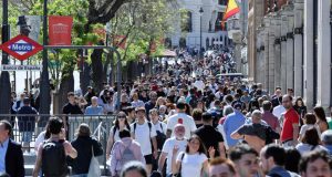 España aprueba regularización masiva de 500 mil migrantes