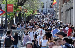 España aprueba regularización masiva de 500 mil migrantes