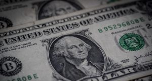Respiro cambiario: El dólar retrocede y se estabiliza en los 17.30 pesos