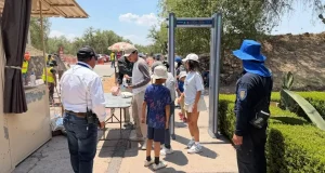 Teotihuacán refuerza vigilancia: Instalan arcos detectores de metal en todos los accesos