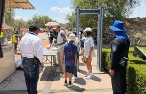 Teotihuacán refuerza vigilancia: Instalan arcos detectores de metal en todos los accesos