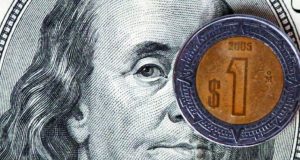 El peso mexicano recupera terreno y el dólar cotiza por debajo de las 17 unidades