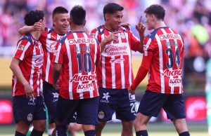 Chivas ruge ante Pumas y Cruz Azul se aferra al liderato en el cierre de la Jornada 13