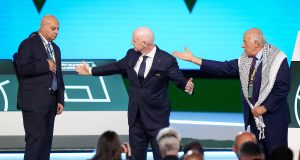 Tenso momento en un Congreso de FIFA: Gianni Infantino intentó reunir a los representantes del fútbol de Palestina e Israel