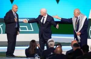 Tenso momento en un Congreso de FIFA: Gianni Infantino intentó reunir a los representantes del fútbol de Palestina e Israel