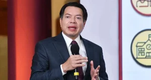 Mario Delgado recibe a integrantes de la CNTE