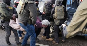 Crecen arrestos y reportes de mala conducta entre agentes de ICE